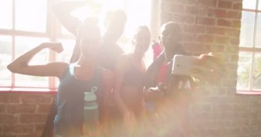 Selfie spor salonunda alarak çok etnik gruptan oluşan arkadaşlar