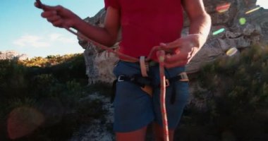 tırmanmadan önce halat belaying ile düğüm bağlama dağcı