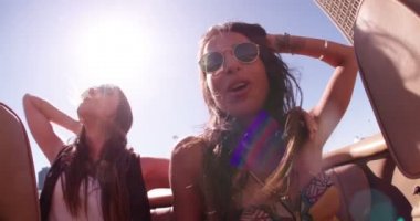 kız arkadaşlar bir yolculuğa zevk