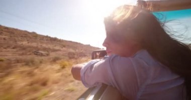 Kız rahatlatıcı üstü açık bir araba gezisi sırasında