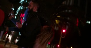 adam kız arkadaşı gece şehirde alır