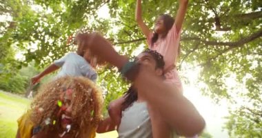 Aile gülüyor ve konfeti ile an zevk