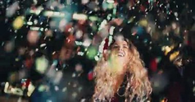 gece eğleniyor konfeti ile arkadaş