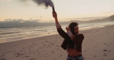 Kız ile duman flare Sahilde yürüyüş