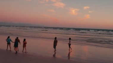 sunset bulvarında sahilde bir yürüyüş zevk arkadaş