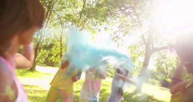 Grup kutluyor Holi Festival Park