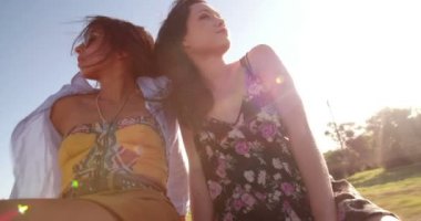 Arka koltukta bir convirtible araba rahat kızlar