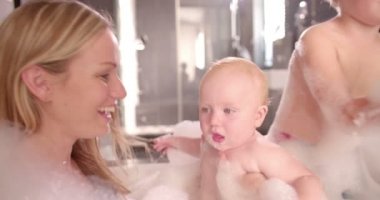 Anne, Baba ve Bebek Kızı Bir Bubble Bath taking