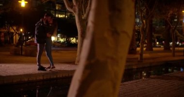 hipster çift tanışma ve geceleri öpüşme