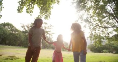 Afrikalı-Amerikalı aile birlikte parkta yürüyüş