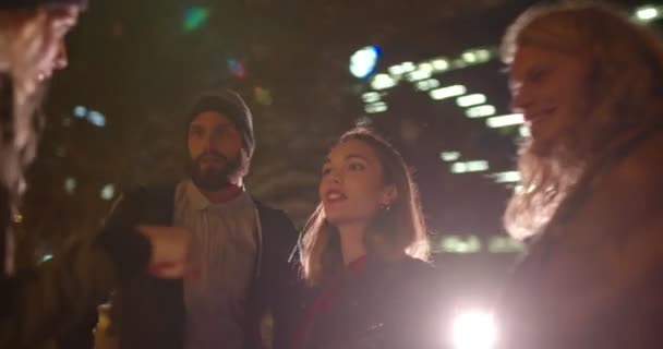 Amici hipster a piedi in città di notte — Video Stock