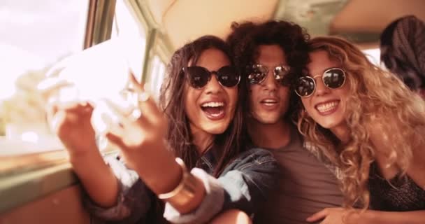 Grupo en Retro Van Taking Road trip Selfie — Vídeo de stock