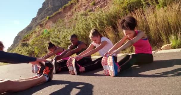 Athletes recovering on path during workout session — Stock Video