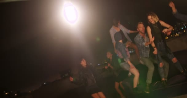 Amigos cantando e dançando em uma festa no telhado — Vídeo de Stock