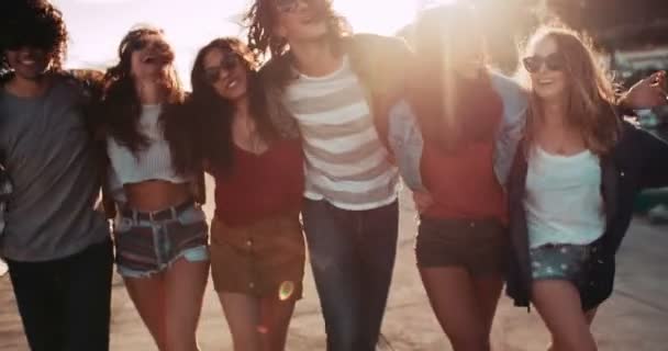 Amigos disfrutando de un paseo por el muelle al atardecer — Vídeos de Stock