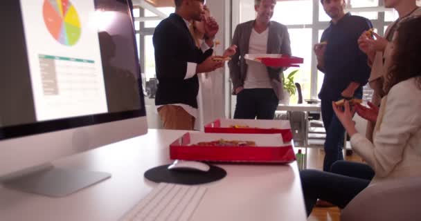 Travailleurs discutant de concepts tout en mangeant pizza  