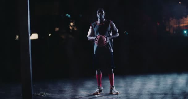 Jugador masculino de baloncesto sosteniendo la pelota en la cancha — Vídeo de stock