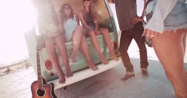 Arkadaşlar açık retro van arkasına oturmak — Stok video