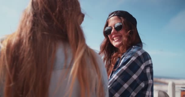 Hipster meninas adolescentes amigos rindo — Vídeo de Stock