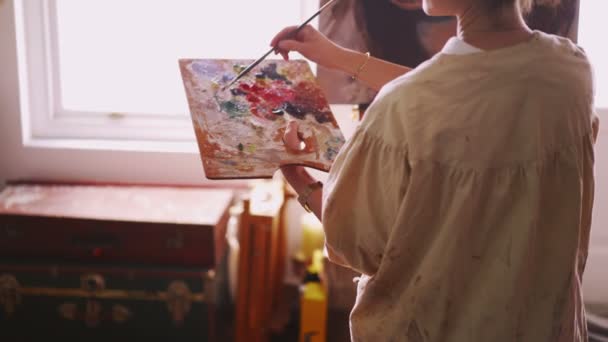 Pintura de artista sobre lienzo con pincel fino — Vídeos de Stock