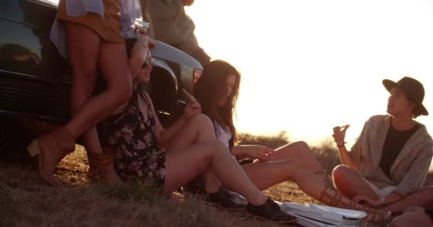 Amigos comendo pizza ao pôr do sol — Vídeo de Stock