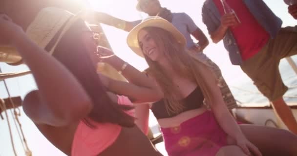 Lächelnde Mädchen auf einer Segeljacht zusammen mit Getränken — Stockvideo