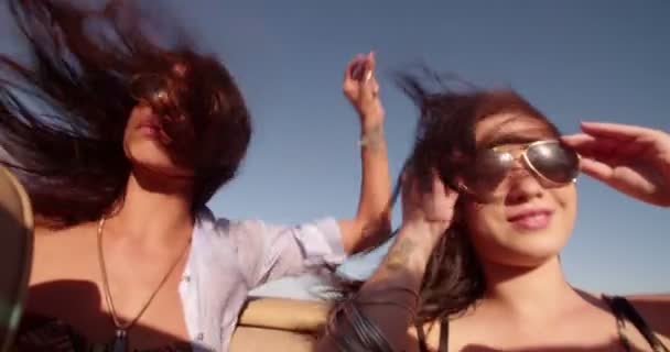 Девушки тусуются на заднем сидении кабриолета — стоковое видео