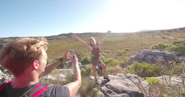 Escursionismo uomo con zaino scattare foto di donna — Video Stock