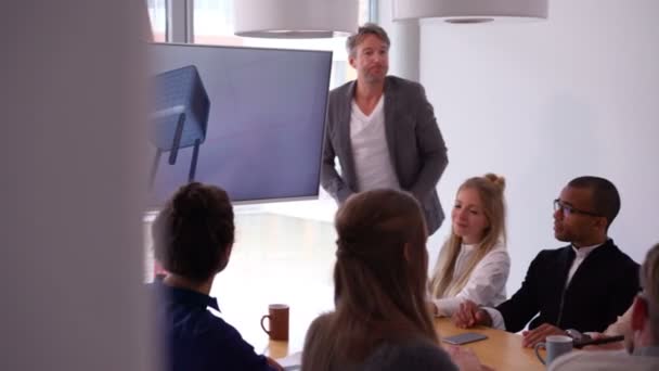 Team members discussing presentation in room — Stock Video