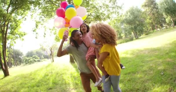 Família afro-americana passa tempo de qualidade em um parque — Vídeo de Stock