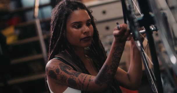 Femme mécanicien de vélo avec dreadlocks travail — Video