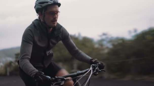 Ciclista adulto ativo pronto para a estrada — Vídeo de Stock