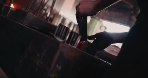 Smedens händerna vid arbete i metall workshop — Stockvideo