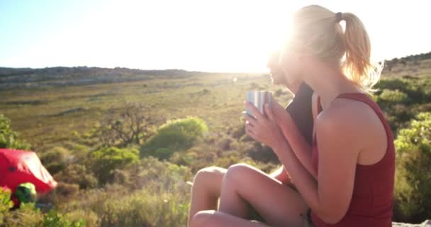 Paar trinkt Kaffee in der Natur neben Zelt — Stockvideo