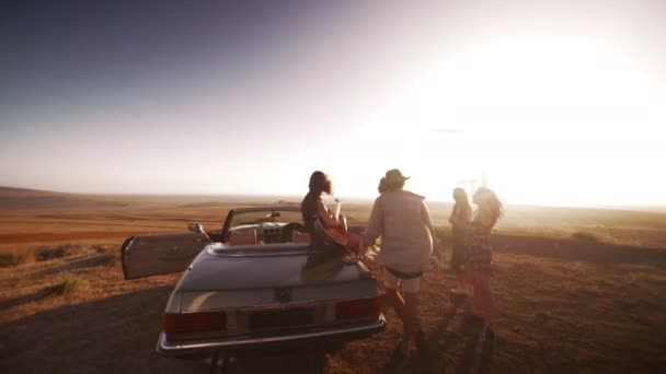 Kız akustik gitar üzerinde Cabrio araba çalar. — Stok video