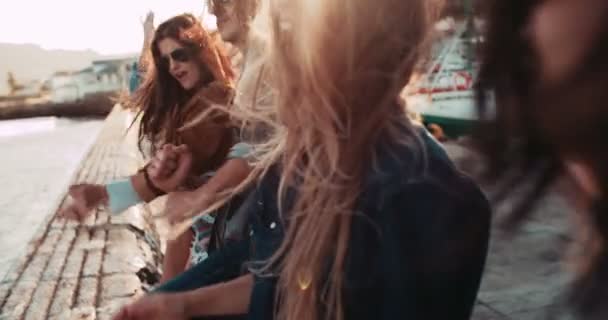 Amigos adolescentes bailando en el muelle al atardecer — Vídeos de Stock