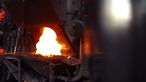 Forgeron travaillant le fer sur une forge avec feu — Video