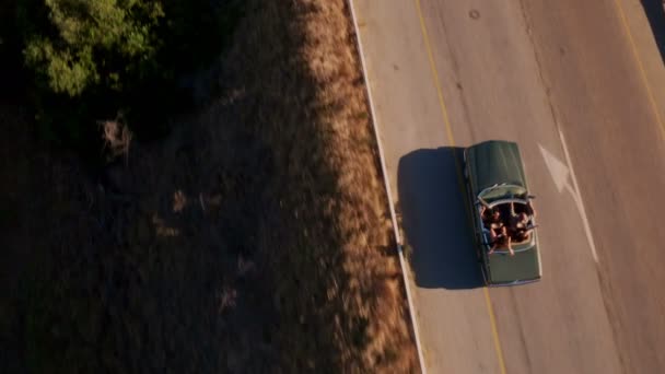 Amigos despreocupados en coche convertible durante el viaje por carretera — Vídeos de Stock