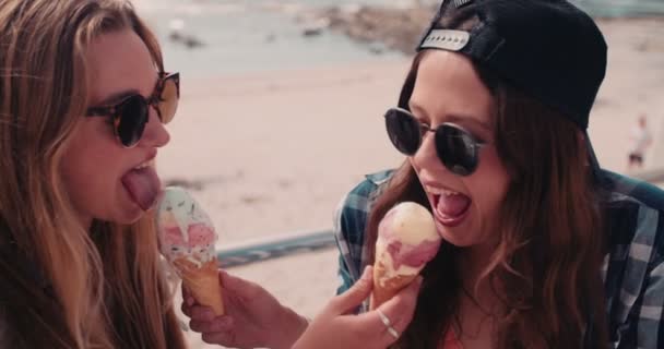 Bruslař dívka s úsměvem venku s vynikající zmrzlinou — Stock video