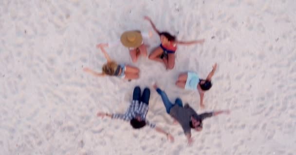 Amigos sentados en Sandy Beach y abrazándose — Vídeo de stock