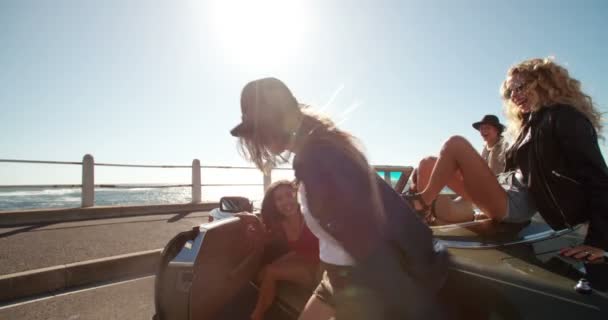 Amigos celebrando sus vacaciones en la playa — Vídeo de stock