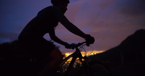 Ciclista irreconocible montando su bicicleta — Vídeos de Stock