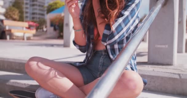 Skater meisje ijs eten aan zee — Stockvideo