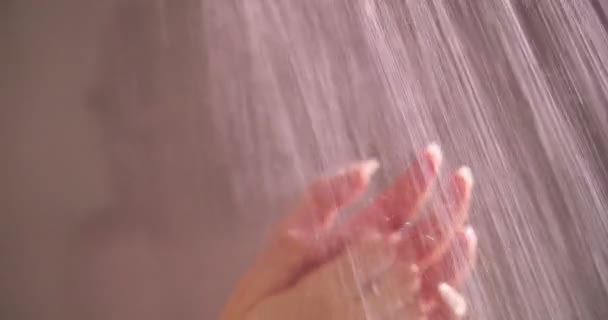 Femme se lave les mains dans une douche — Video