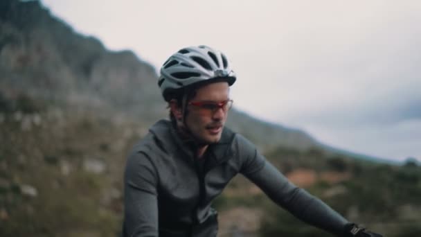 Profesional ciclista entusiasta del deporte — Vídeos de Stock