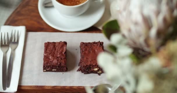 Brownies en mesa de madera con taza de café — Vídeo de stock