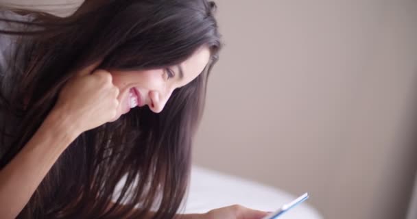 Vrouw in ondergoed in slaapkamer is met behulp van haar tablet — Stockvideo