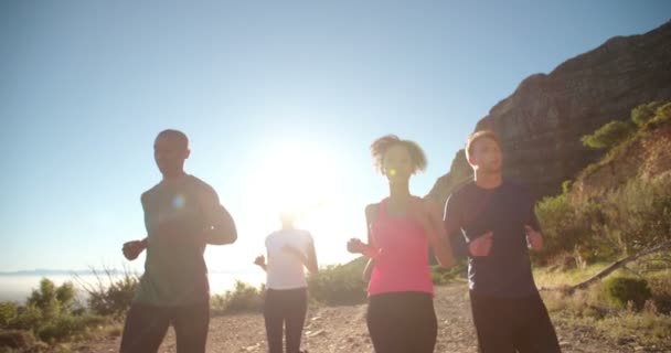 Bir patika üzerinde çalışan sporcuların çok etnik gruptan oluşan grup — Stok video