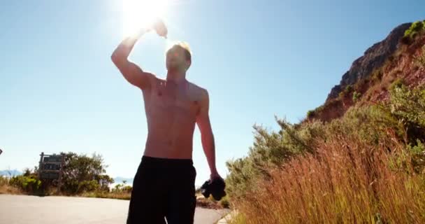 Hombre hidratante después de una buena carrera — Vídeos de Stock