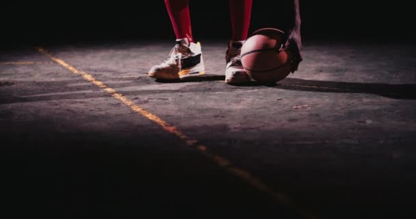 Basketballer mit Füßen und Hand am Ball — Stockvideo